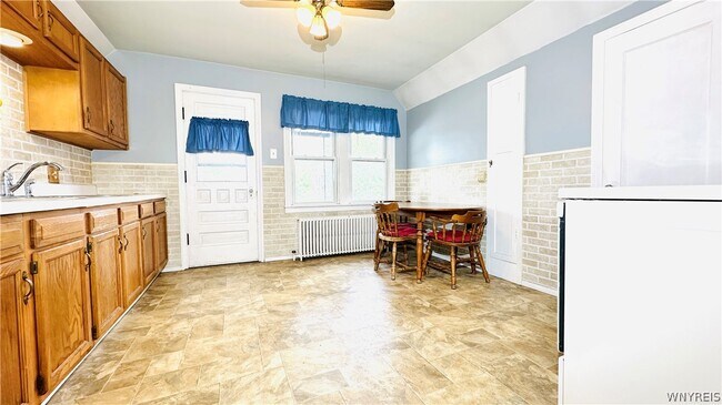 Building Photo - 2498 Woodlawn Ave