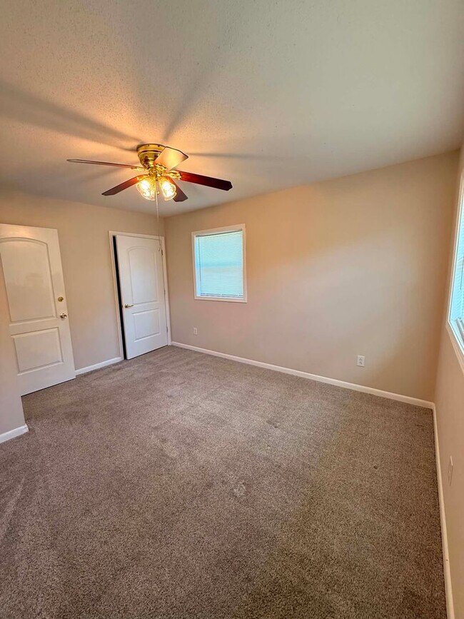 Building Photo - 104 Yellowleaf Dr