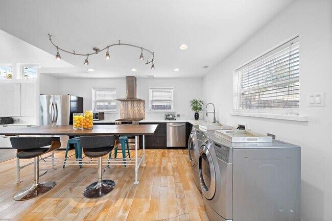 Building Photo - 1813 Crockett St