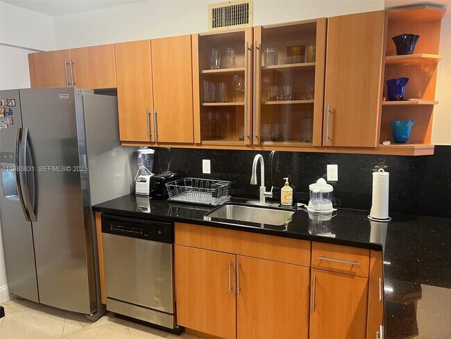 Building Photo - 100 Lincoln Rd