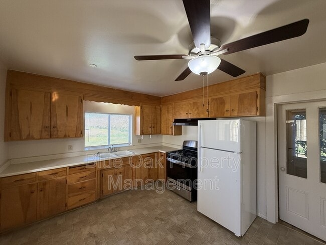 Building Photo - 2916 Kennedy Ave