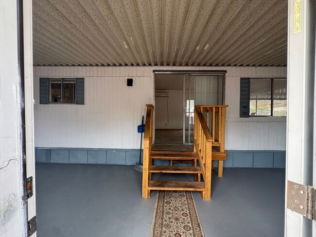 Building Photo - 1 BR 1Ba with enclosed Porch/Patio, fenced yard, RV Parking
