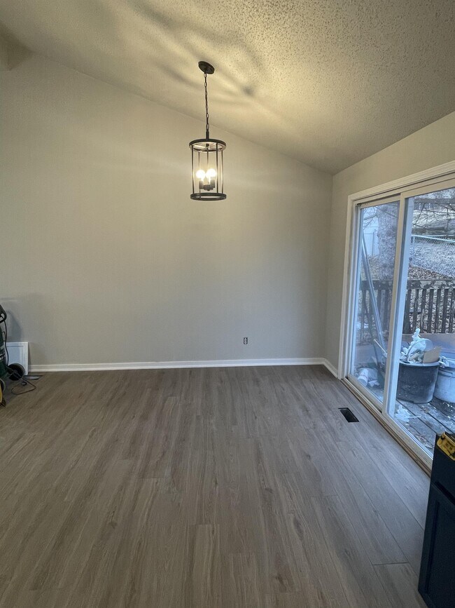 Building Photo - 817 SE Hackley Ave