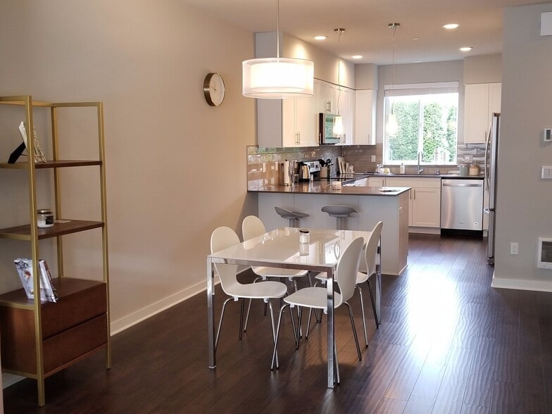 Building Photo - GORGEOUS Edmonds 2 Bedroom Primary Suites - CLOSE TO EVERYTHING