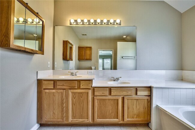 Building Photo - 4424 Maple Shade Ave