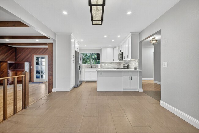 Building Photo - Charming 3-Bed / 2-Bath Retreat on Over an Acre in Sebastopol