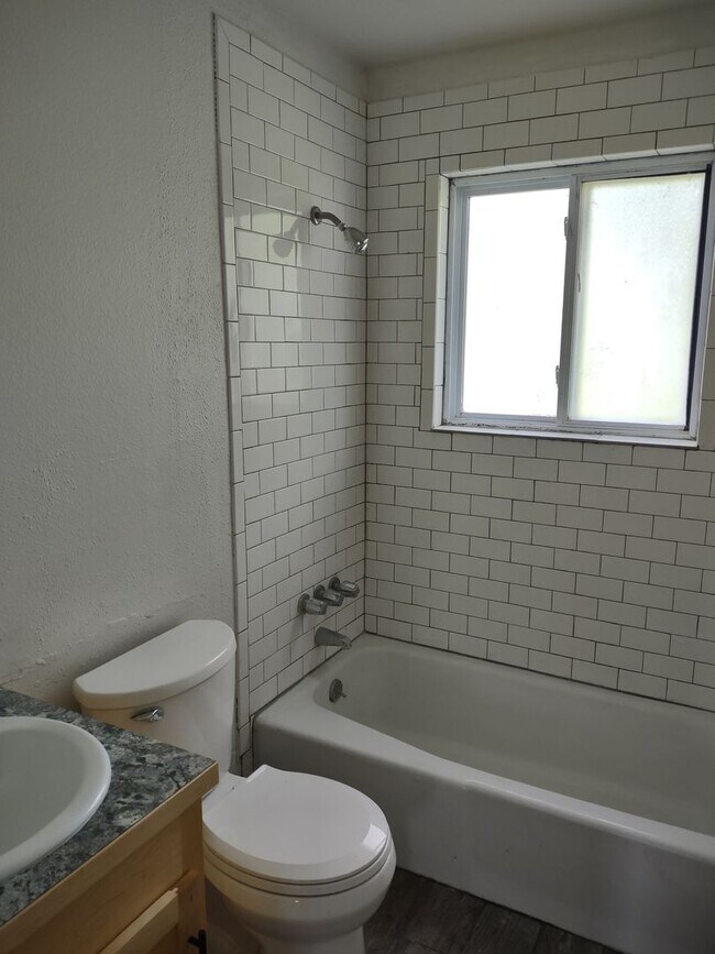 Building Photo - 1450 Nokomis Dr