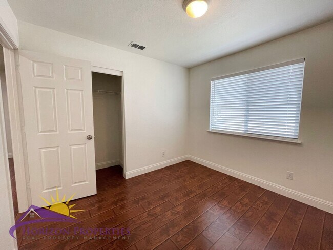 Building Photo - Spacious 5 Bed 3 Bath 2,136 Sq. Ft. Sheldo...