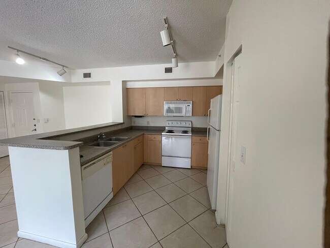 Building Photo - 8010 N Nob Hill Rd