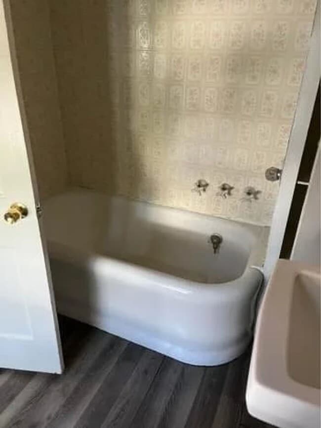 Building Photo - 406 S 6th Ave