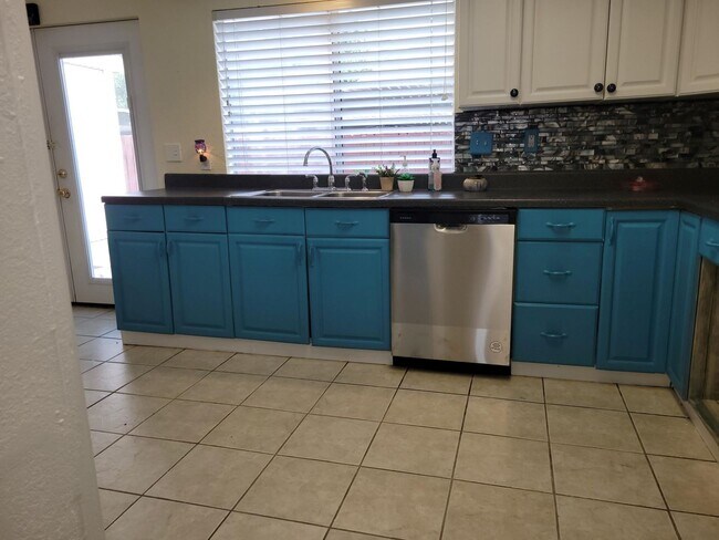 Building Photo - 10813 Sandpiper Dr