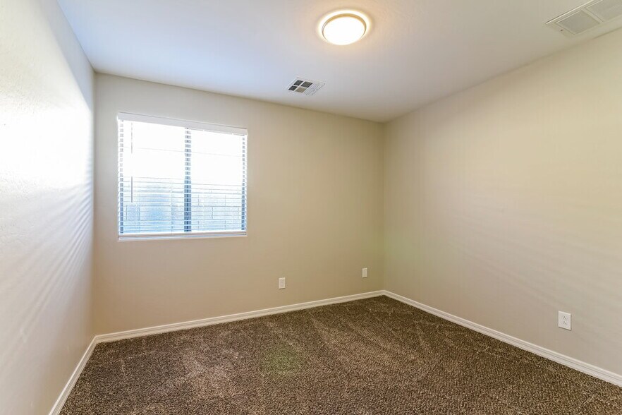 Building Photo - 45828 W Tulip Ln