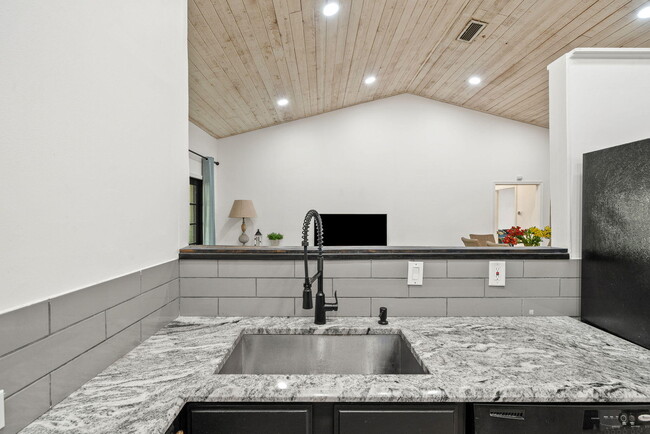 Building Photo - 465 Goldenwood Way