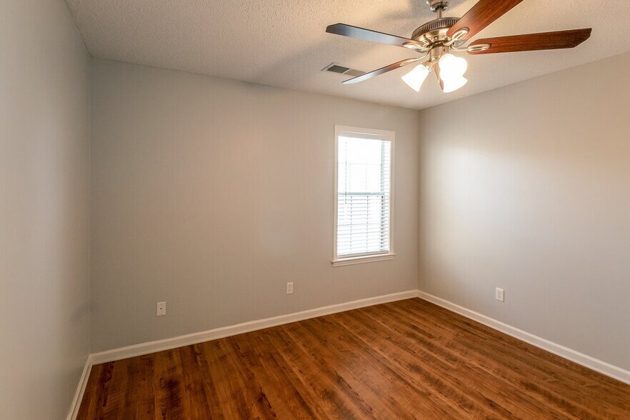 Building Photo - 1253 Greenwich Dr