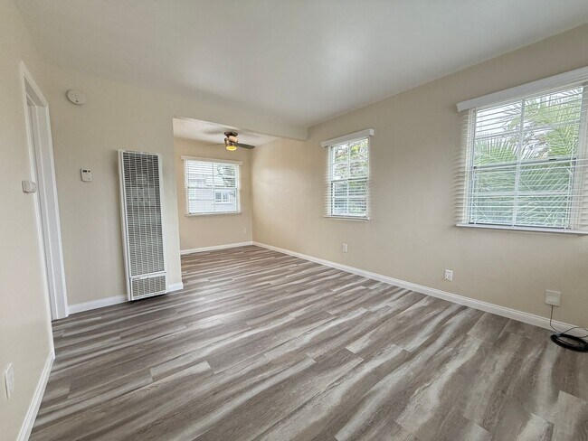 Building Photo - Charming, Refreshed Pacific Beach 1-Bedroo...