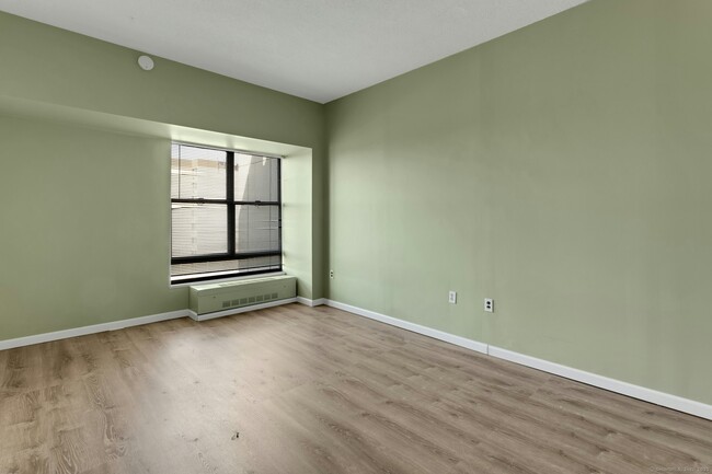 Building Photo - 44 Strawberry Hill Ave