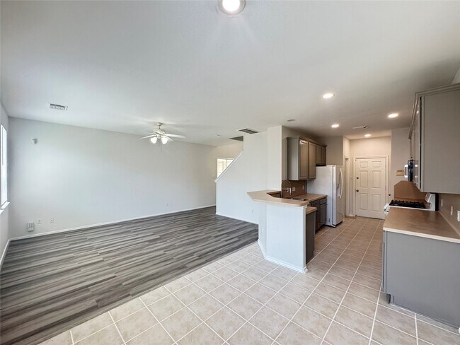 Building Photo - 5715 Vinemont Ln