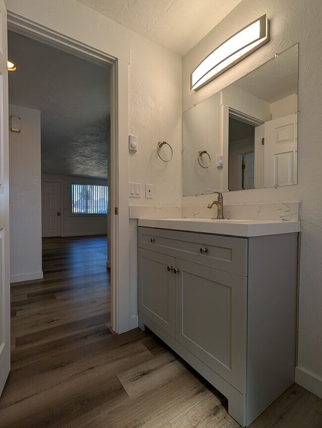 Building Photo - Newly Remodeled 2-Bedroom, 1-Bath Duplex in Thurston Area of Springfield!