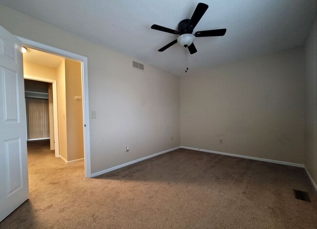 Building Photo - 2 bed 2.5 bath Townhouse condo in Butler Township