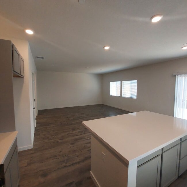 Building Photo - Newer 4 Bedroom, 2.5 bath home in West Roseville/DR Horton Built!