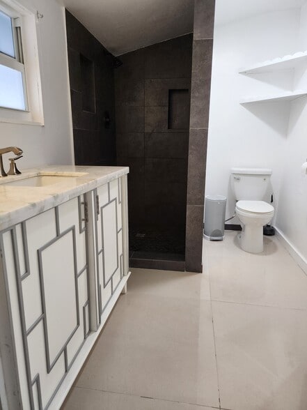 Building Photo - 5372 NE 17th Ave