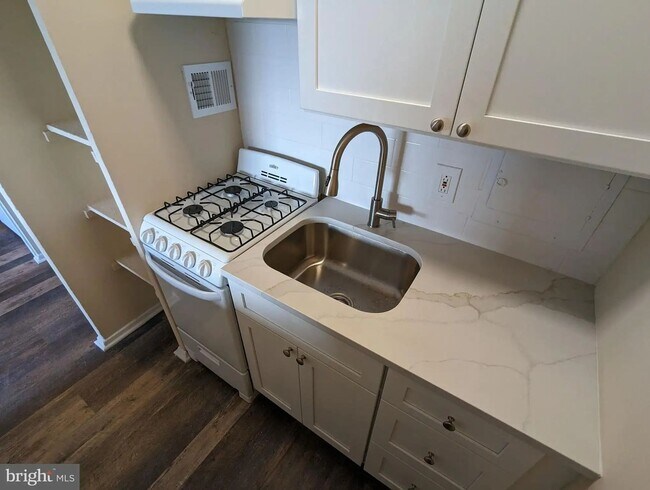 Building Photo - Available Now - High-Floor 1-Bedroom Condo at RiverWest in Center City