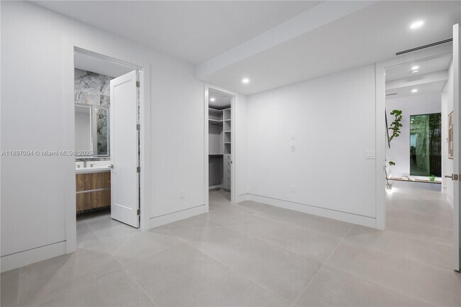 Building Photo - 807 SW 12th Ave