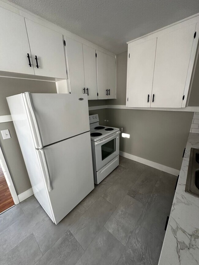 Building Photo - Recently Remodeled 3 Bed 2 Bath with Additional Finished Room