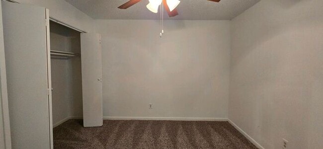Building Photo - 2 Bedroom 1 Bath Close to Everything! Long...