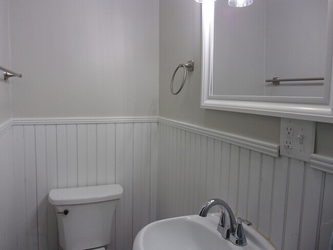 Building Photo - 738 Charlotte Ave