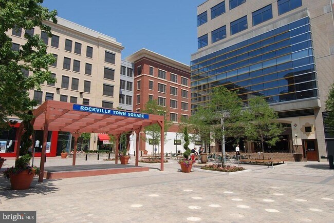 Building Photo - 501 Hungerford Dr