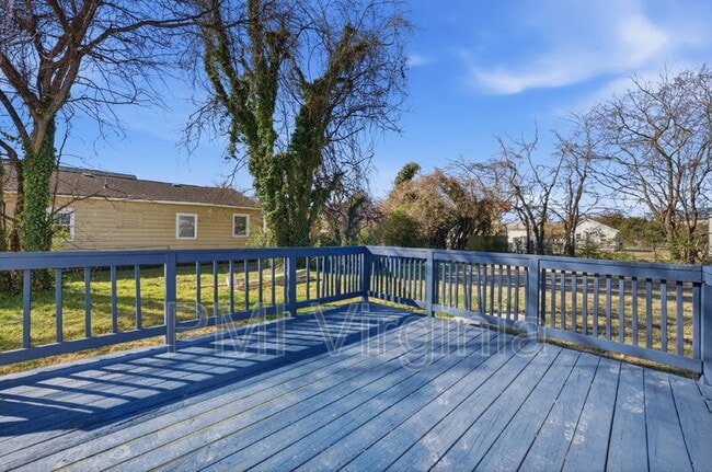 Building Photo - 402 Heffelfinger St