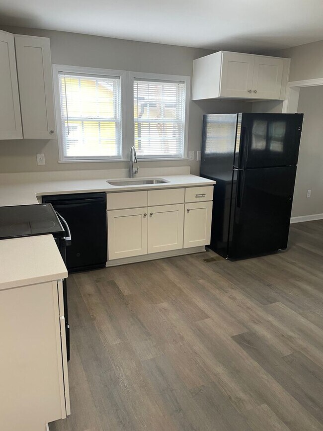 Building Photo - 715 Newton St