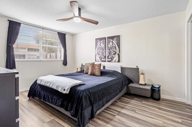 Building Photo - 2905 SW 22nd Ave