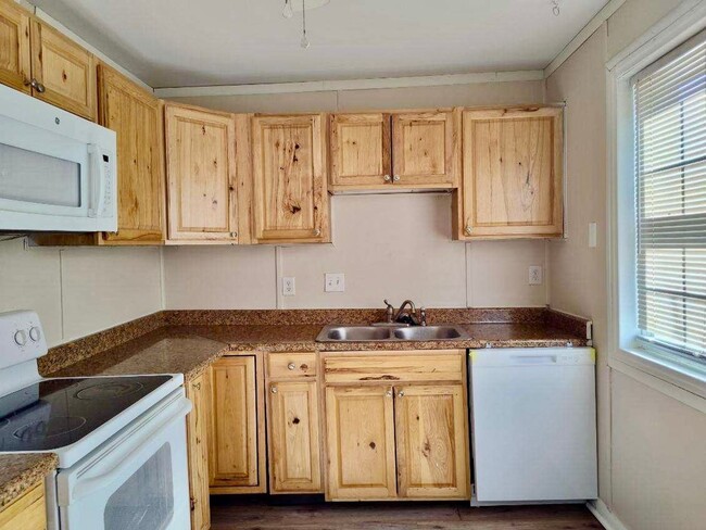 Building Photo - Available 3 Bedroom 1.5 bath Townhouse in Fredericksburg, Stafford County