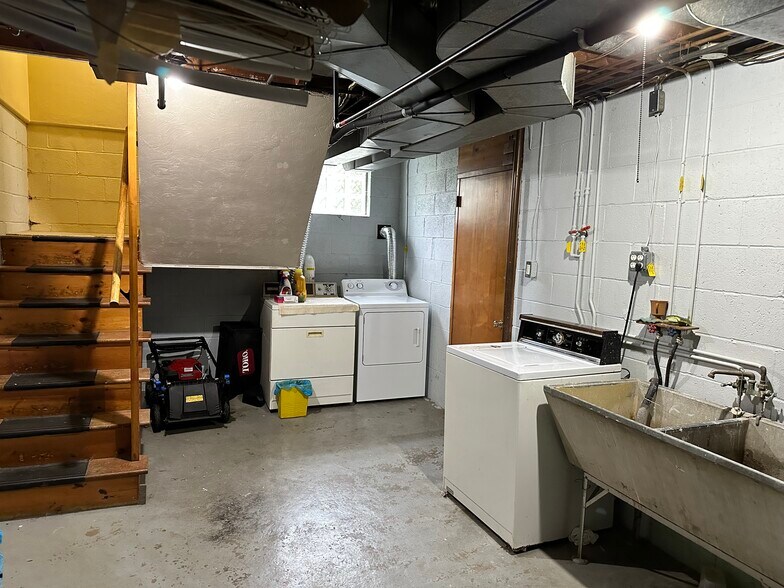 Building Photo - 2751 Dwight Ave