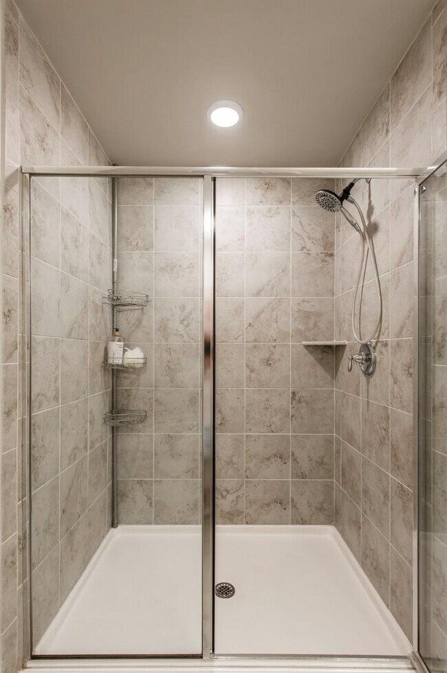 Building Photo - 342 Manor Row