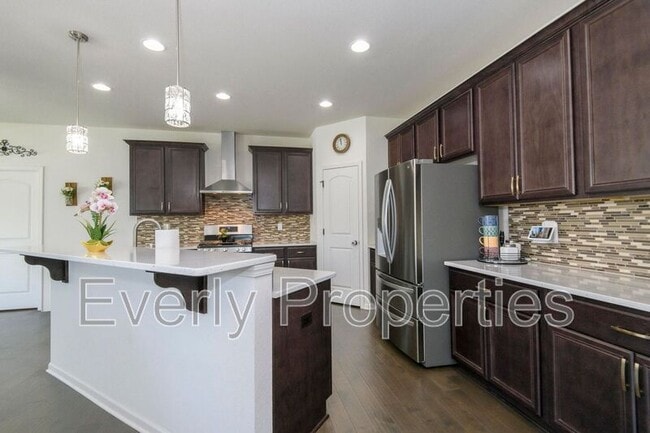 Building Photo - W242N5663 Simona Dr