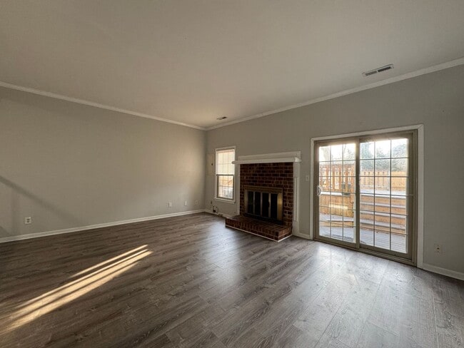 Building Photo - Charming, end-unit brick townhome! *ASK ABOUT OF ZERO DEPOSIT*