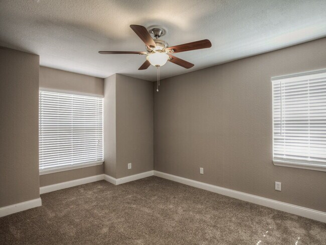 Building Photo - 350 Trade Wind Dr