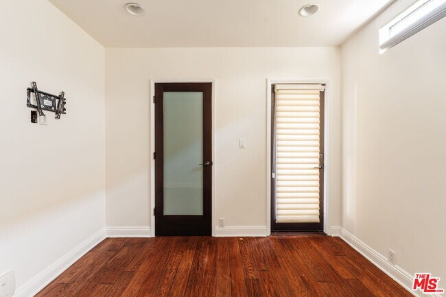 Building Photo - 8561 Rugby Dr