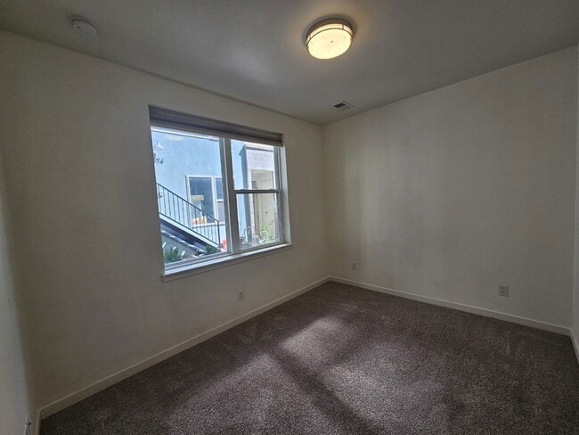 Building Photo - 868 Kalamath St