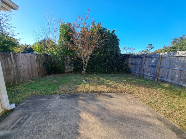 Building Photo - Cute 2BR/1BA in NE Pensacola