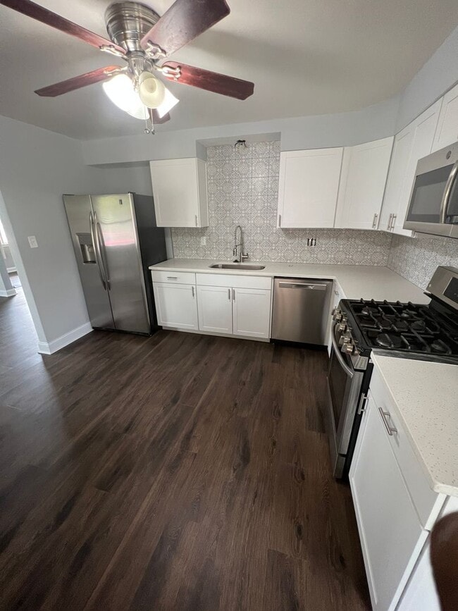 Building Photo - Amazing 6 Bedroom 2 Bathroom home with dual driveways