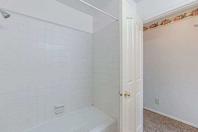 Building Photo - **Charming 3-Bed, 2.5-Bath Home in Idaho F...