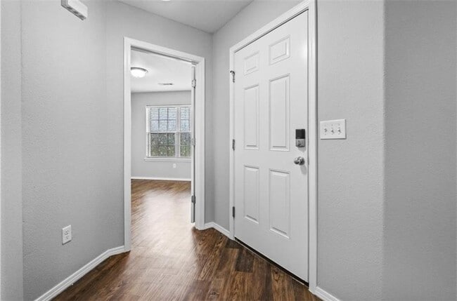 Building Photo - 611 Lasso Ln