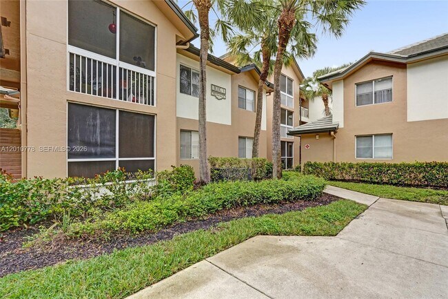 Building Photo - 9901 Westview Dr
