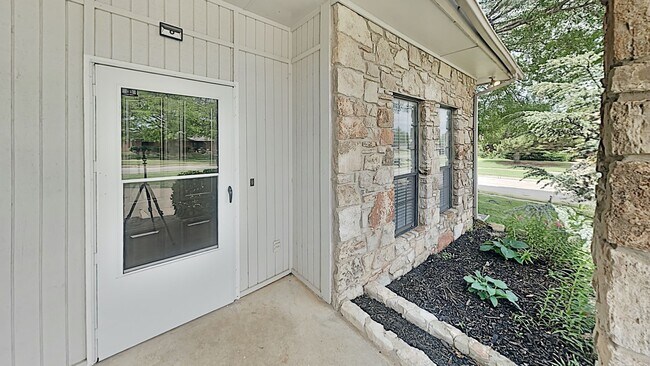 Building Photo - 3 Bedroom 2 Bath Home Conveniently Located in Moore