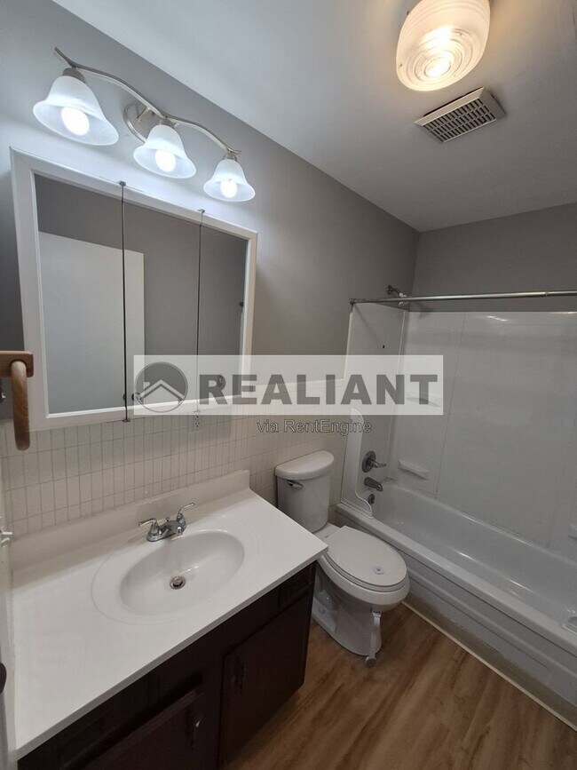 Building Photo - 5085 Wooddale Dr