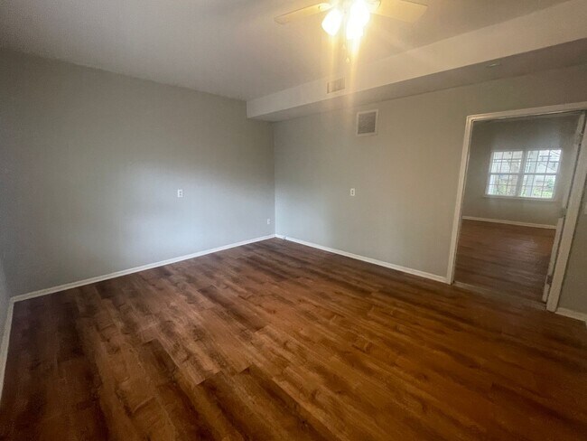 Building Photo - Special $500 Security Deposit, 1/2 off a m...